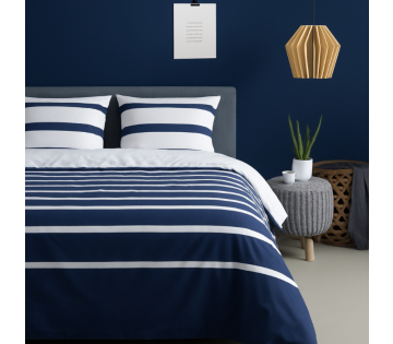 Sfeerafbeelding van het Ten Cate 100% Katoenen Dekbedovertrekset in de kleur Celia Koningsblauw, opgemaakt op een tweepersoonsbed. 