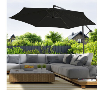 De 909 Outdoor Hangende Parasol in de kleur zwart werpt schaduw over een loungeset.