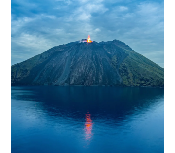 Middellandse Zee en de imposante Stromboli-vulkaan