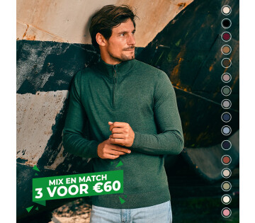 De Mario Russo Half Zip Pullover is verkrijgbaar in verschillende kleuren, een model draagt de Half Zip in de kleur groen. Er geldt tijdelijk een mix en match actie van 3 voor 60. 