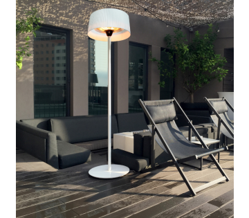 De Sunred Staande Terrasverwarmer Artix Bright staat in de tuin.