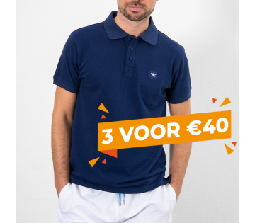 Een model draagt de Cappuccino Polo Plain Pique.