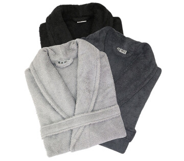 De Twentse Damast Katoenen Badjas is verkrijgbaar in 3 stijlvolle kleuren.