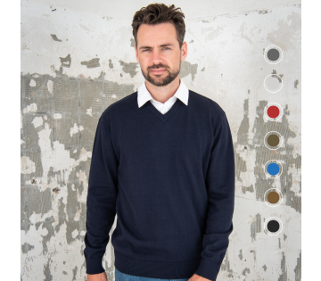 Model die de Cappuccino trui met kraag draagt in het marineblauw met alle kleuren opties. 