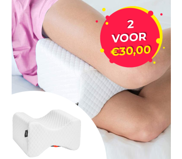Eeen vrouw met een wit orthopedisch kniekussen van het merk Nexxt, met een ergonomisch ontwerp en een afneembare gewatteerde hoes voor extra comfort tijdens het slapen tussen haar benen