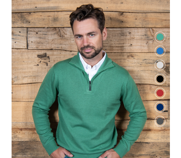 Een model draagt de Cappuccino Trui met Kraag en Rits Como in de kleur groen, daarnaast staan alle kleuren opties.