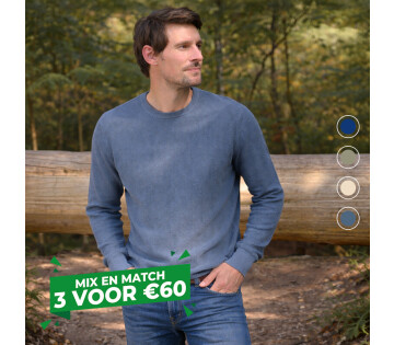 Model draagt de Mario Russo Waffle Pullover in de kleur petrol, de pullover is verkrijgbaar in 4 kleuren. Er geldt tijdelijk een 3 voor 60 actie. 