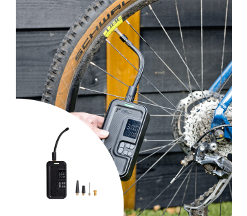 QLT Luchtcompressor met Opbergvak terwijl deze een fietsband op aan het pompen is.