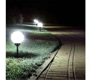 Een pad is verlicht met de Hyundai Lighting Solar Padverlichting Bal. 