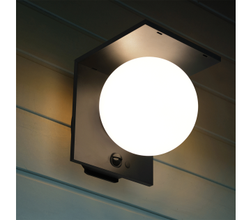 Hyundai Lighting Solar Wandlamp Jupiter in actie.