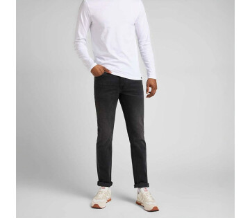 Een man draagt de Lee Jeans Daren Asphalt Rocker. 