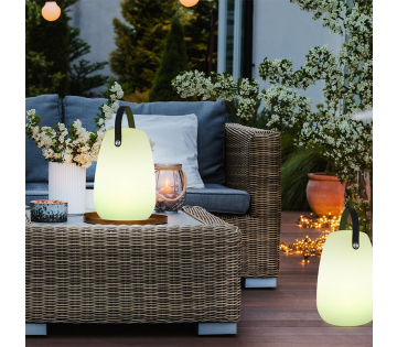 De LED Tafellamp staat buiten.