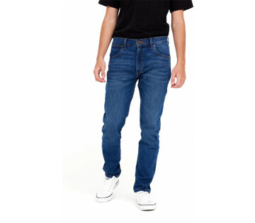 Een man draagt  de Wrangler Larston Desire.