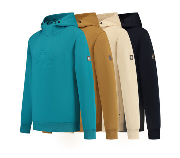Travelin’ Ivar hoodie heren in meerdere kleuren – blauw, mosterd, zand en marineblauw naast elkaar. 