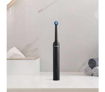 De Hyundai Elektrische Tandenborstel staat op een wastafel. 