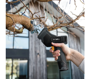 Batavia 12V Takken-Reciprozaag met Accu en Oplaadkabel terwijl deze een tak zaagt.