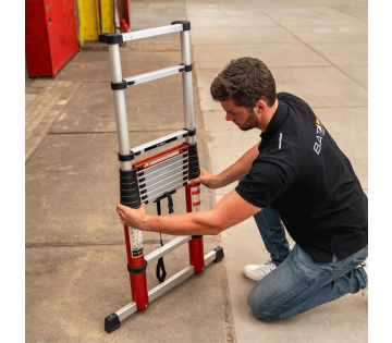 Batavia Telescopische Ladder 3.27 m terwijl deze uitgeklapt wordt.