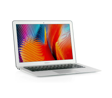 Schuin vooraanzicht van open MacBook Air met levendige achtergrond op scherm.