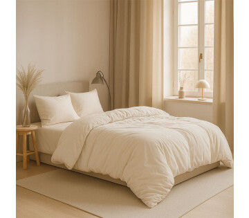 Sfeerbeeld slaapkamer met beige flanellen dekbedovertrek op opgemaakt bed