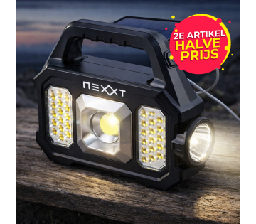 De Nexxt Solar Noodlamp en Powerbank staat buiten.