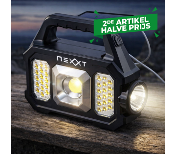 De Nexxt Solar Noodlamp en Powerbank staat buiten.