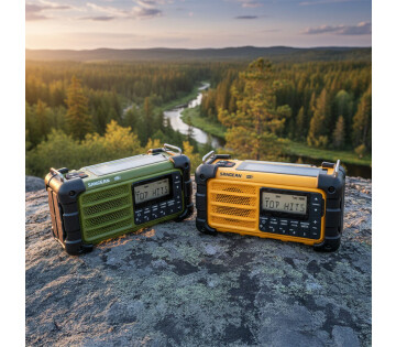 Sangean SDR-900 DAB+/FM Premium Noodradio groen en geel in natuur – outdoor gebruik.