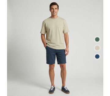 Model draagt Cars Chino Short Carter in marineblauw gecombineerd met licht T-shirt en sneakers. De short is verkrijgbaar in mosgroen, zand en marineblauw. 