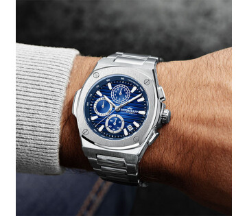 Rotorcraft Arcane horloge met blauwe wijzerplaat en zilverkleurige band gedragen om de pols.
