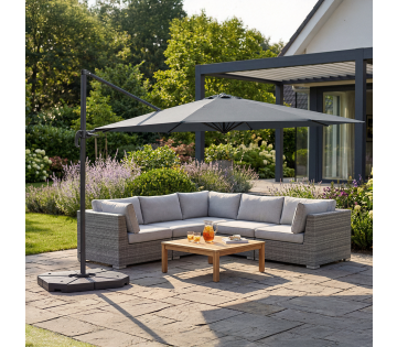 Donkergrijze hangende parasol XXL geplaatst boven loungeset in moderne tuin met terras.