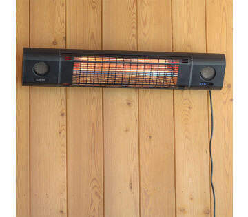 Sunred Sun and Sound heater gemonteerd aan houten wand met gloeielement zichtbaar
