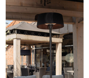 Sunred Artix terrasverwarmer op horecaterras met moderne uitstraling