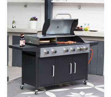 Je bereidt vlees en pizza tegelijk op de SUMM Salvatore Combi BBQ Pizza Grill in de tuin.

