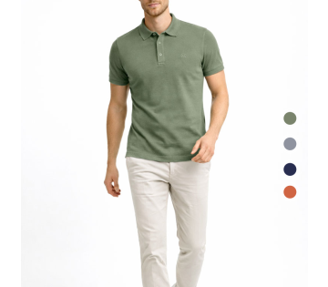 Heren polo groen met korte mouwen en knoopsluiting casual gedragen