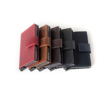 Leren RFID kaarthouders in verschillende kleuren schuin gepresenteerd