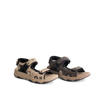 Bruine herensandalen schuin van voren met stevige zool