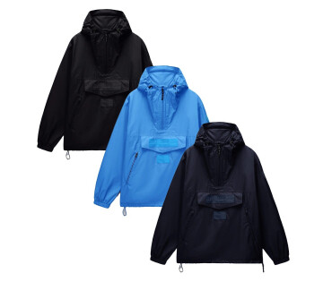 De Napapijri Anorak Jas Rainforest is verkrijgbaar in de kleuren zwart, blauwe en marineblauw en in verschillende maten. 