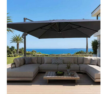 Luxe zweefparasol Roma 4x3 meter in donkergrijs boven moderne loungeset met zeezicht