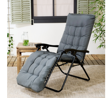 Comfortabele ligstoel van 909 Outdoor met dik grijs kussen op terras voor ontspannen momenten in de tuin.