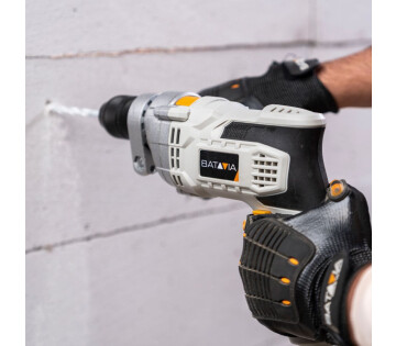 Batavia 900W klopboormachine in gebruik tijdens het boren in een betonnen muur, met stevige grip en maximale controle.