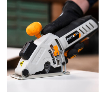 Detail van de Batavia 600W mini handcirkelzaag met instelbare zaagdiepte en stevige grip voor optimale controle.