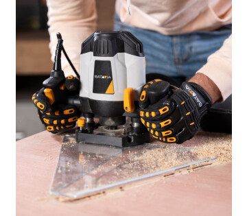 Batavia bovenfrees gebruikt met driehoekige geleider voor nauwkeurig frezen in plaatmateriaal.