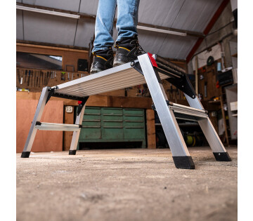 Aluminium werkbank gebruikt als stabiel opstapplatform in werkplaats