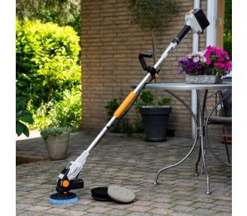 Batavia accu terrasreiniger met verschillende borstels op terras