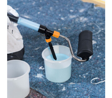 Het vullen van de Batavia verfroller met verf via de vulbuis direct uit een verfemmer voor snel en schoon werken.