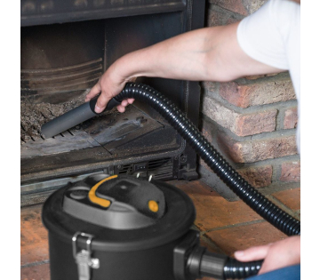 Man gebruikt 800W aszuiger om as uit een houtskoolbarbecue te verwijderen in de tuin.