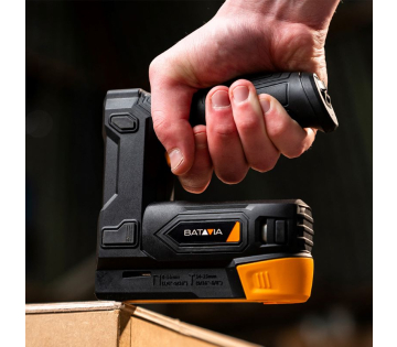 Batavia 4V Accu Combi-Tacker in gebruik terwijl je een houten plaat stevig vastzet.