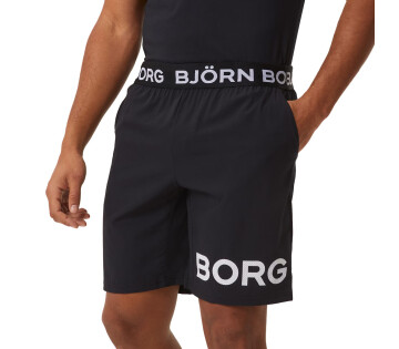 Een man draagt de Björn Borg Performance Short.