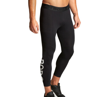 De voorzijde van de Björn Borg Perfomance Sportbroek op een model. 