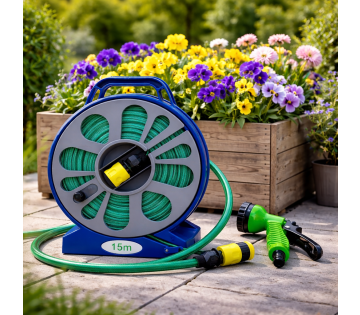 Nexxt Oprolbare Tuinslang 15m geplaatst op terras voor houten bloembak met kleurrijke violen in de tuin.