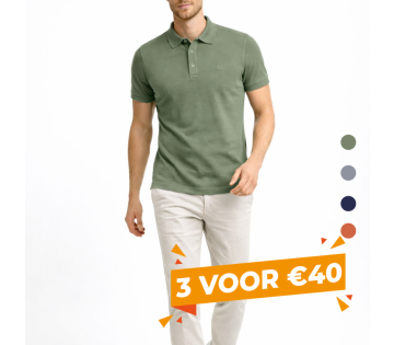 Heren polo groen met korte mouwen en knoopsluiting casual gedragen